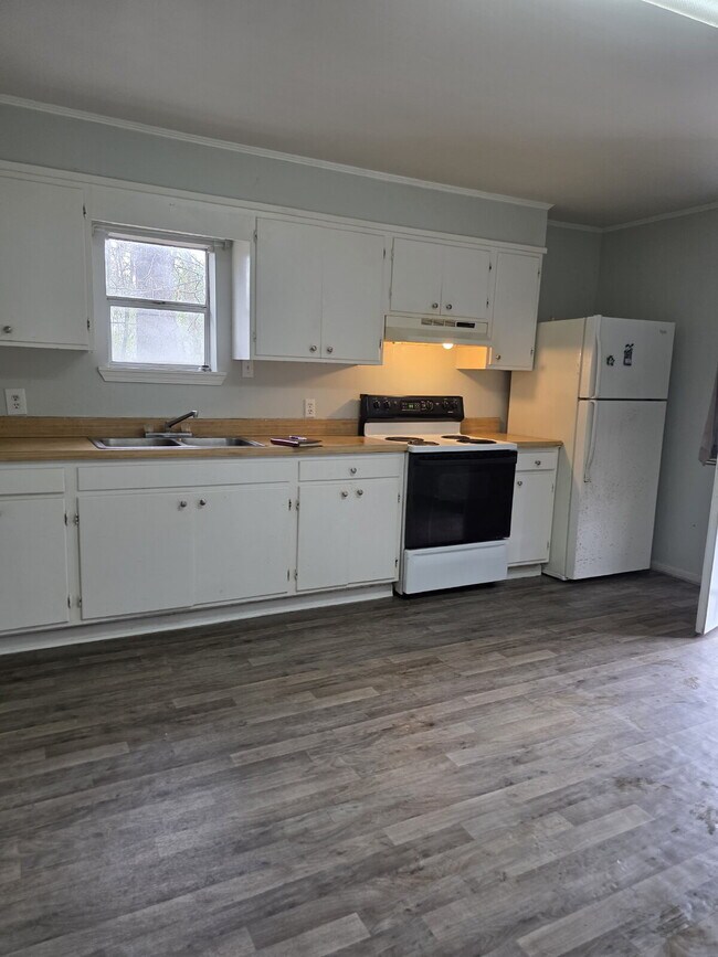 Photo - Located in Leakesville.