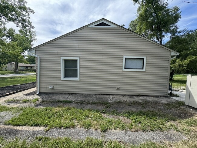 Photo - 1960 Central Dr