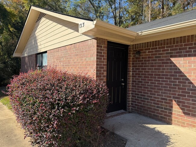 Building Photo - Cozy Pet-Friendly, 2-Bedroom, 1-Bath Duple... Unit 123 Lake Pl