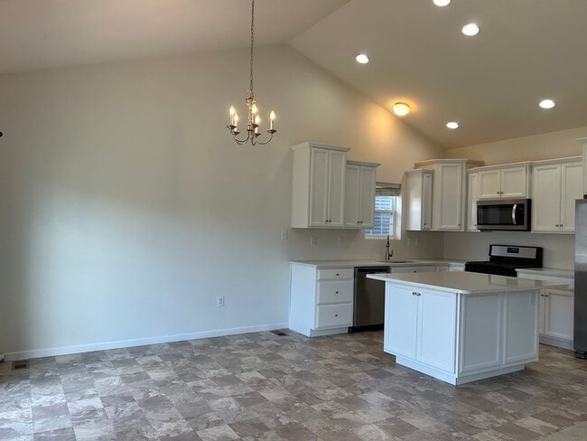 Photo - Stunning 4 bedroom 2.5 Bathroom Home in Ma...