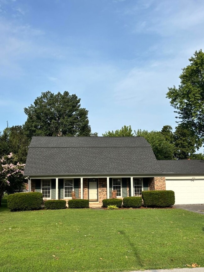 Building Photo - Large 4 Bedroom 2 Bath Home