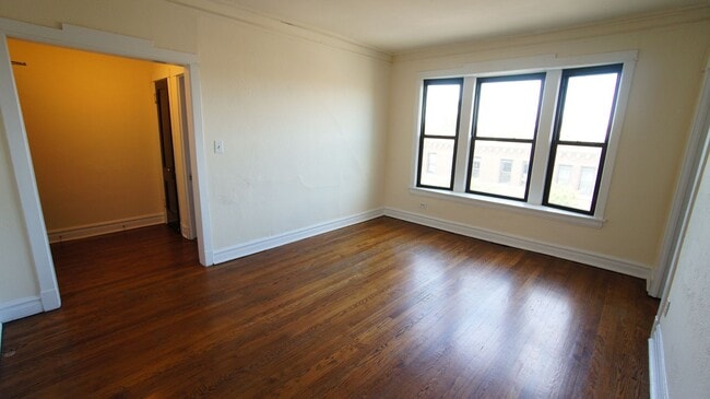 Building Photo - 2638 N Milwaukee Ave Unit 2 Rental