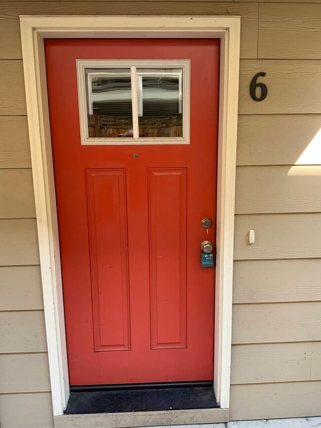 Photo - 3 Bedroom, 2.5 Bathroom Close to UO Campus Unit 585 E 14th Ave #6