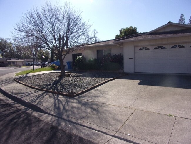 Building Photo - 718 Linwood St