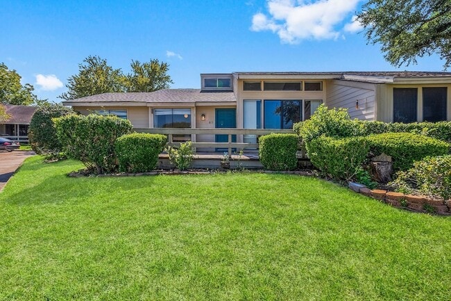 Building Photo - 49 April Point Dr N