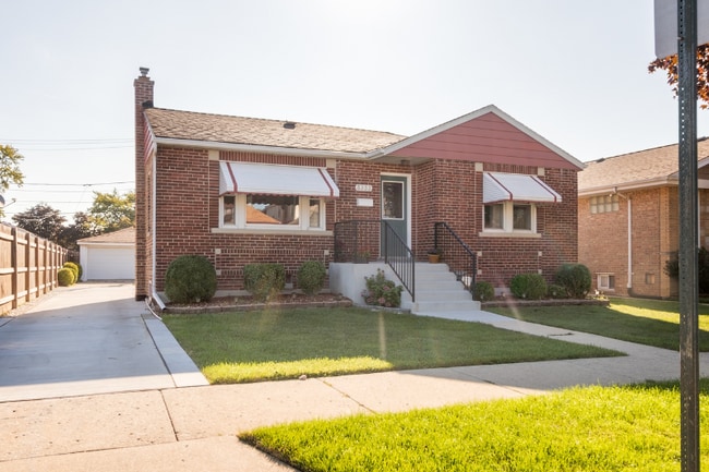 Building Photo - 3233 S 60th Ct