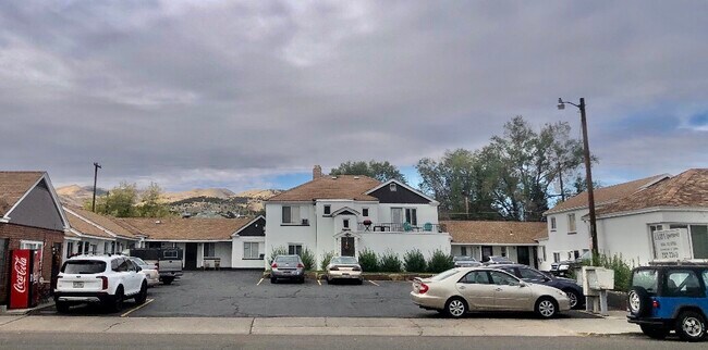 complex exterior - 1119 N Main St