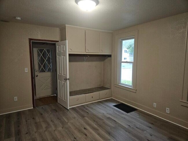 Photo - 802 W Franklin St