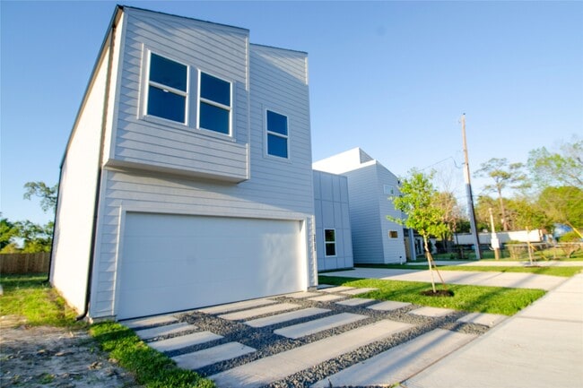 Photo - 2832 Mansfield St