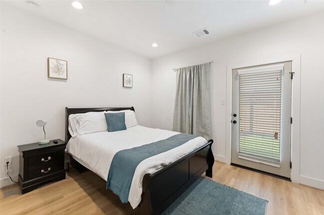 Photo - 2341 Eagle St