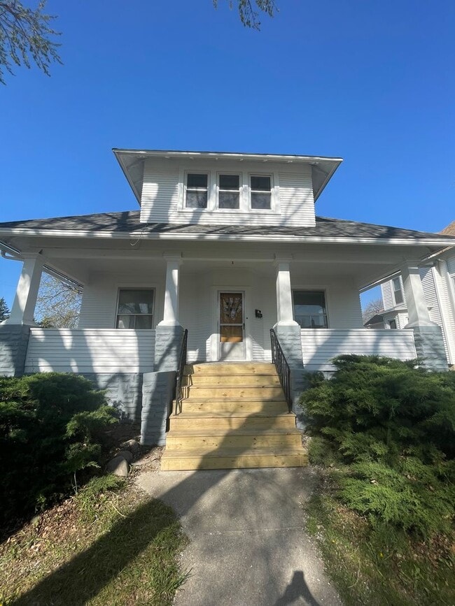 Building Photo - Just Renovated 3 bedroom, 1 bathroom house near Downtown Norfolk!