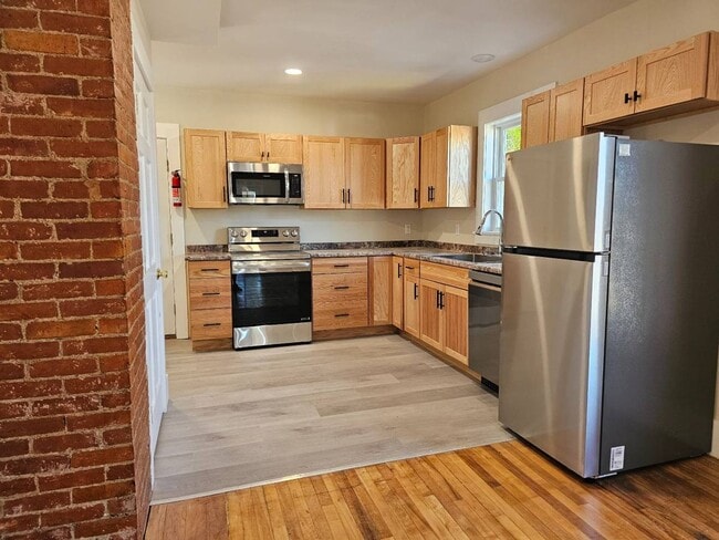 Building Photo - 158 3rd St Unit 2