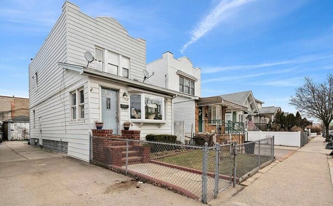 Building Photo - 2133 Hendrickson St