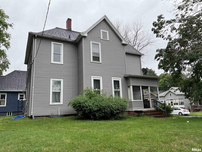Building Photo - 723 W Armstrong Ave