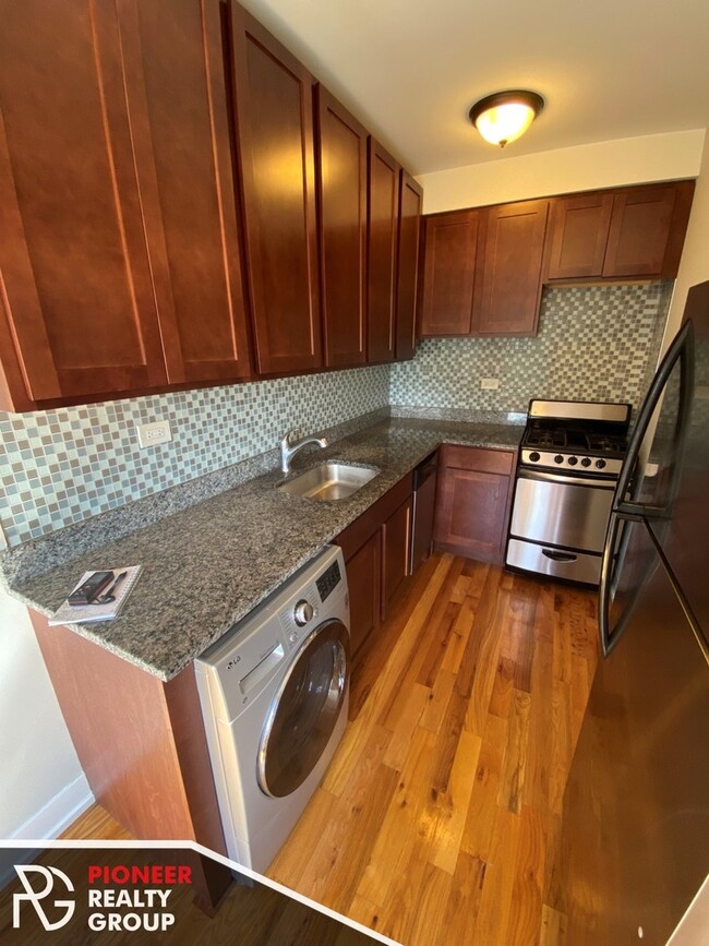 Building Photo - 556 W Arlington Pl Unit 2 Rental