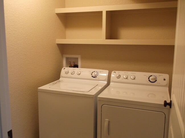 Photo - 3 BEDROOM, 2.5 BATH, 2 CAR ATTACHED GARAGE TOWNHOUSE