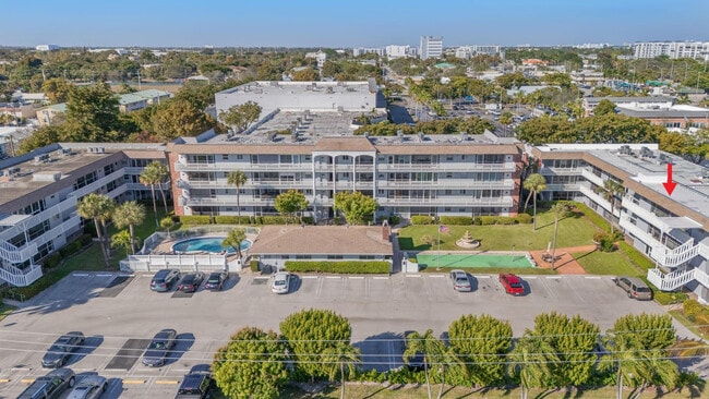 Building Photo - 1971 SE 5th Ct Unit 203