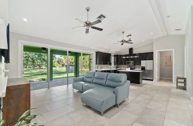 Photo - 271 12th Ave NE