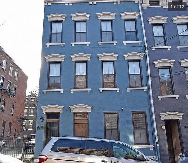 Building Photo - 521 E 13th St Rental