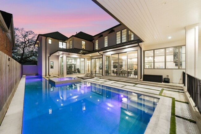 Building Photo - 2615 Yupon St