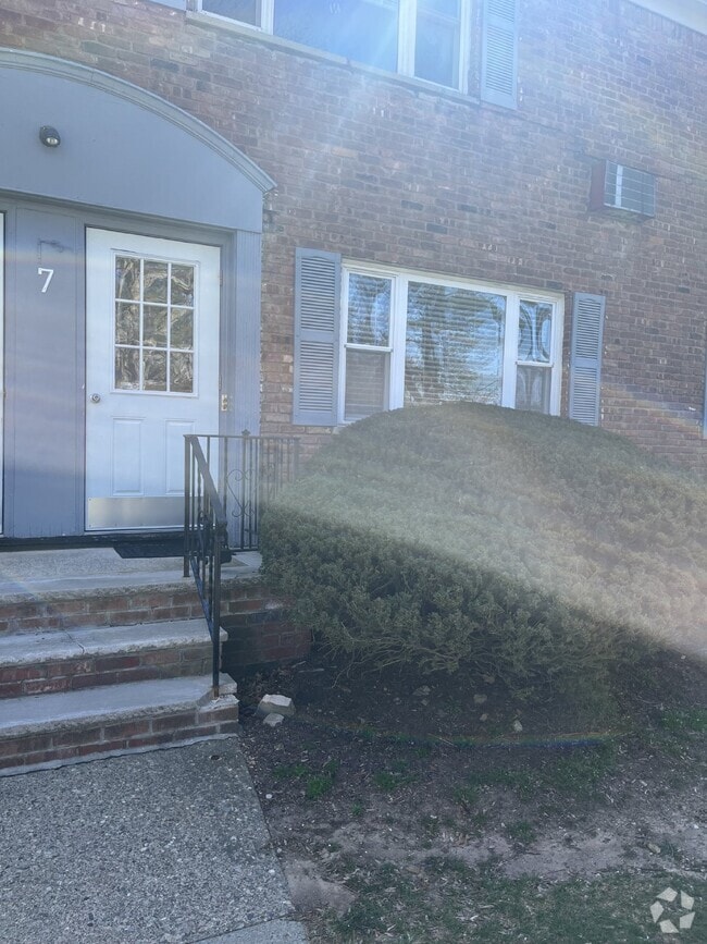 Building Photo - "Chic 1-Bedroom Condo Oasis with Granite T... Unit 100
