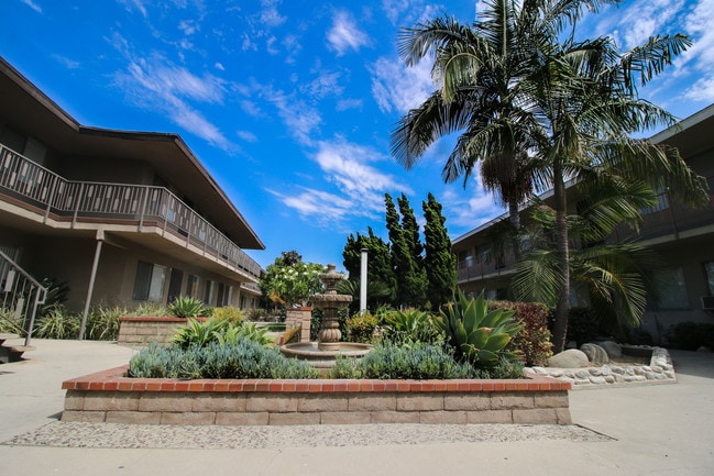Estancia Downey Apartments - Estancia Downey Apartments