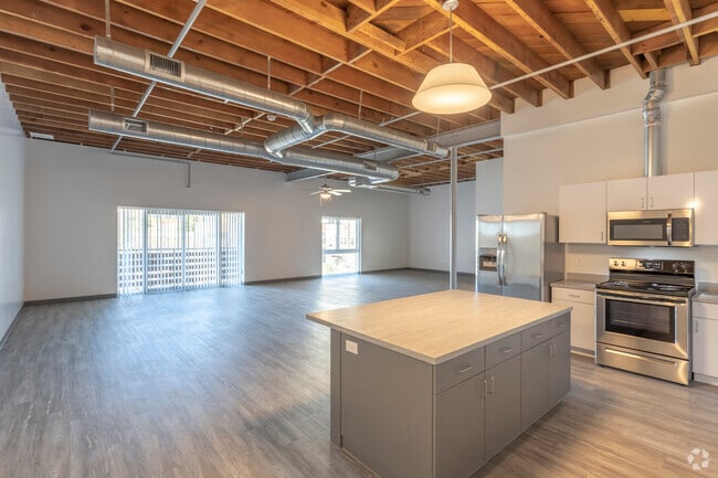 Loft, 1 BA - 1322 SF