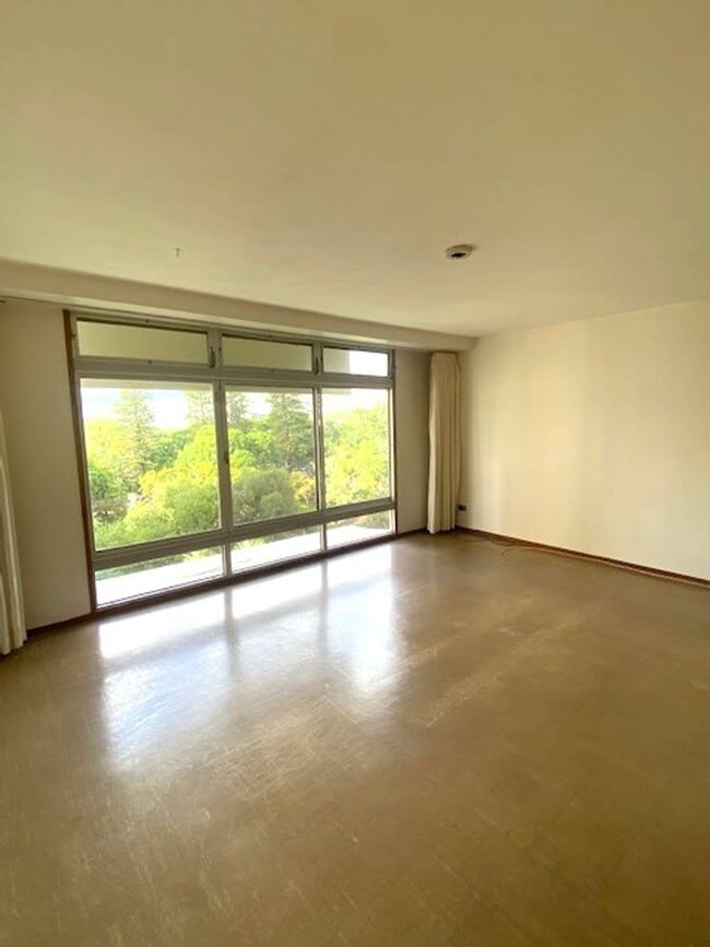 Photo - 1 Bedroom / 1 Bath at the Queen Emma Gardens