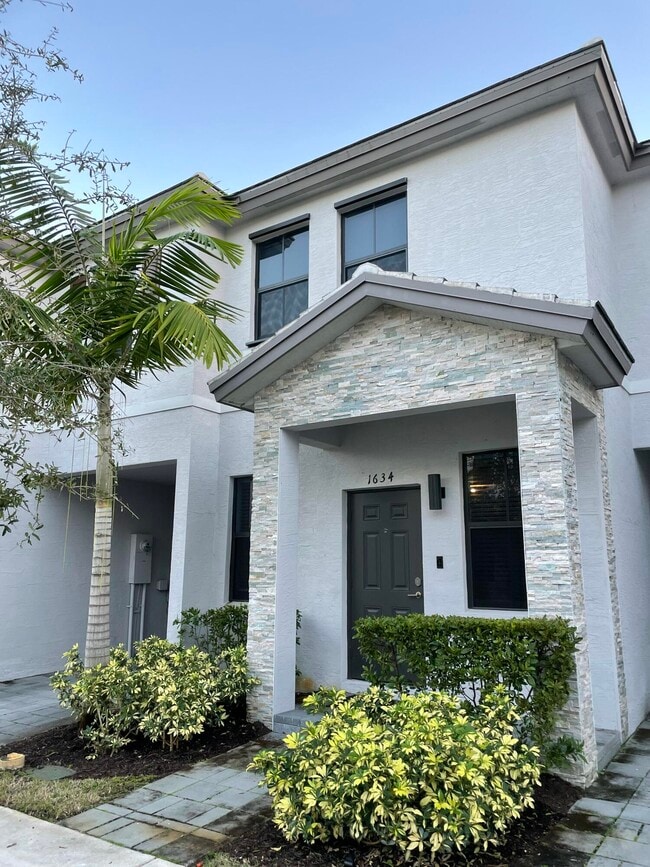 Photo - 1634 SW 28th St Townhome