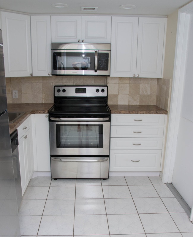 Building Photo - 2801 N Palm Aire Dr Unit 502