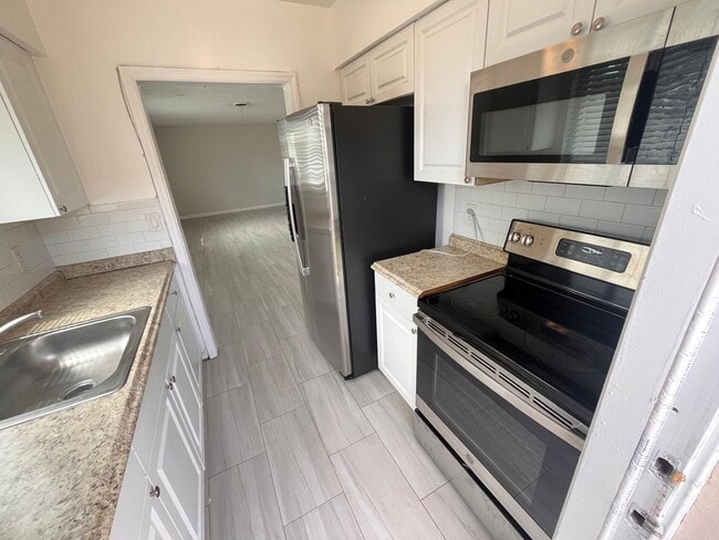 Building Photo - 3031 NE 7th Ave Unit B