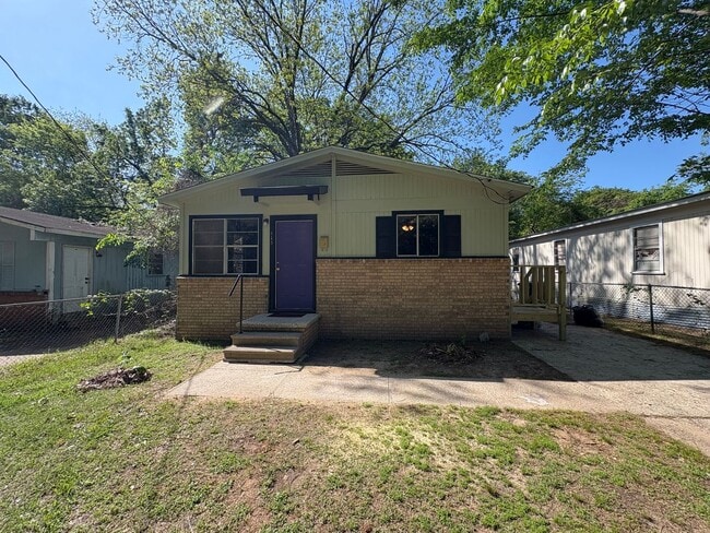 Building Photo - Cozy 3 bedroom/1 bath house!