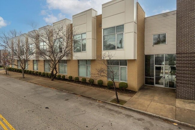 Building Photo - 2263 Young Ave Unit 212