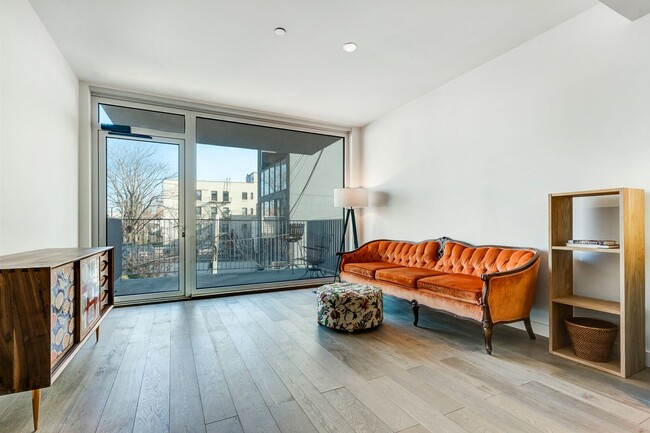 Building Photo - 630 Lorimer St