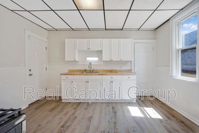 Photo - 305 Cable St Unit Apt 2 (Upper)