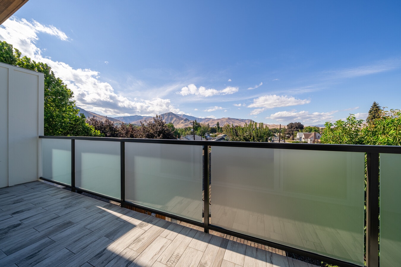 Fotografía del balcón de otra unidad con vistas similares. - 1217 Columbine St