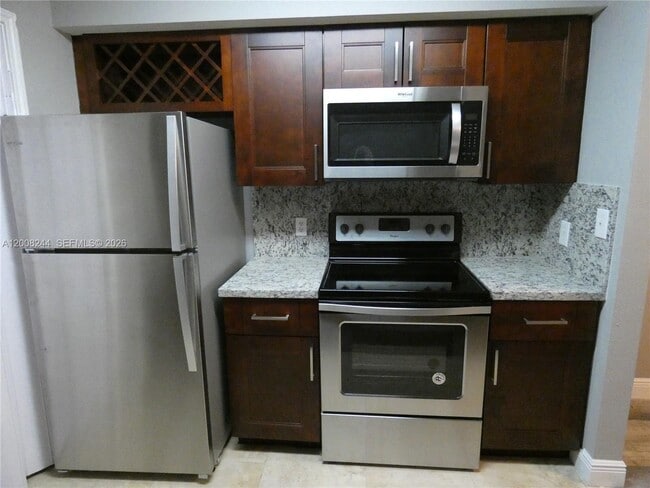 Building Photo - 2420 NW 33rd St Unit 1004