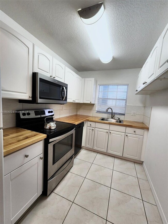 Building Photo - 4951 Wedgewood Way Unit 3