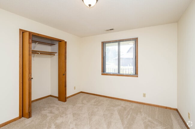2BR, 2BA - 990SF