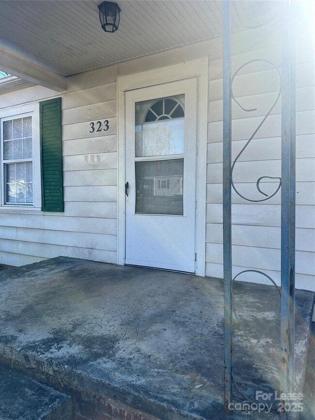 Photo - 323 W Bingham St