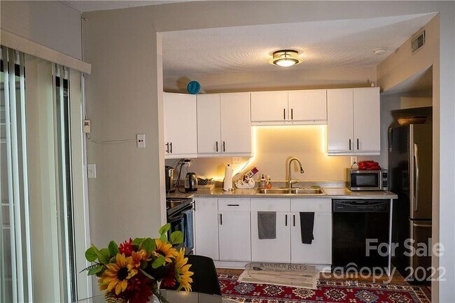 Photo - 414 W 8th St