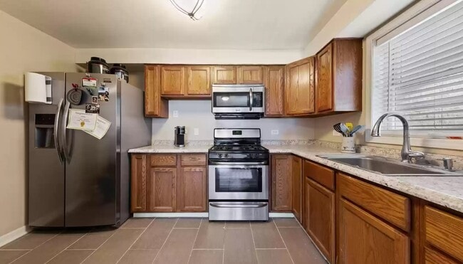 Kitchen - 1748 W Newport Ave Unit 1a