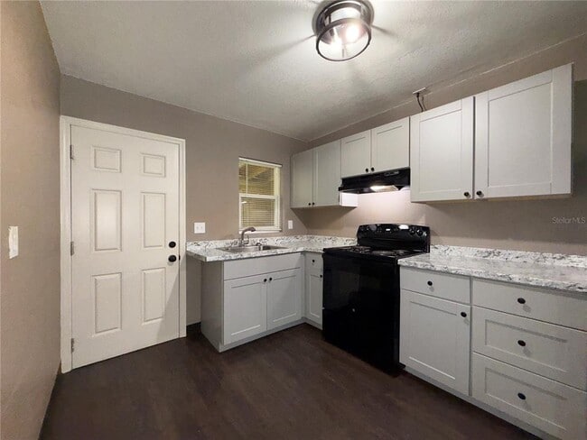 Photo - 305 Marker St