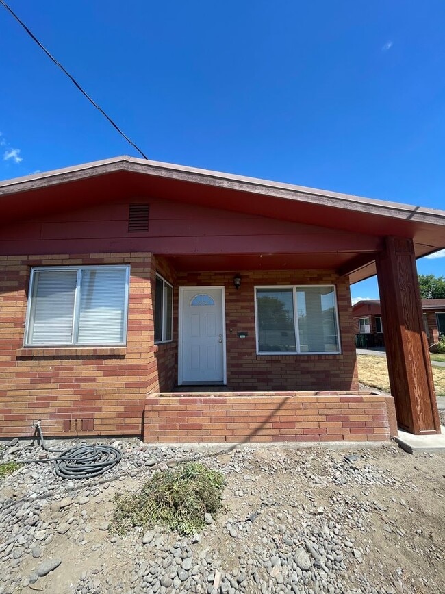 Building Photo - 2 bed 1 bath duplex - water, sewer and gar... Rental