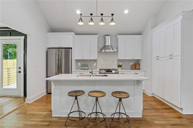 Photo - 496 Glenwood Pl SE