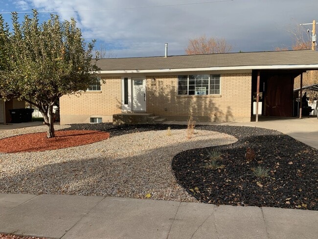 Building Photo - Cozy 4 bedroom 2 bath home in Woods Cross