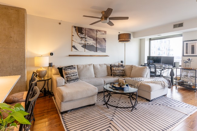 Building Photo - 1212 N Wells St Unit 1406