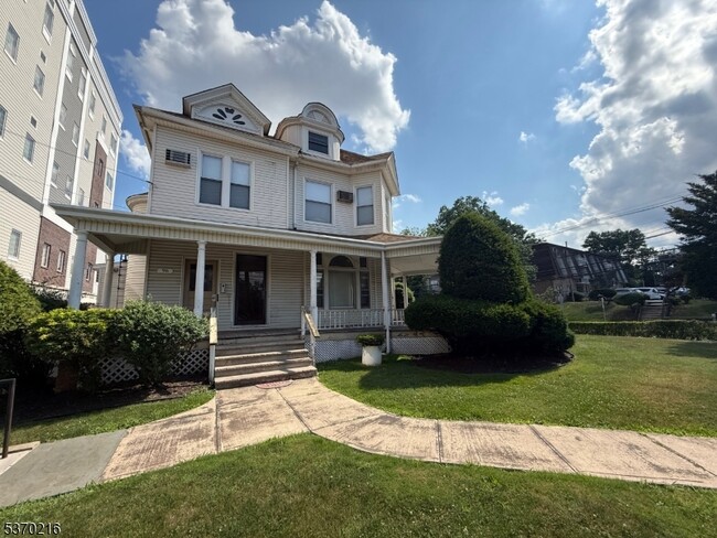 Photo - 96 W Grand St Unidad 8-8 Rental