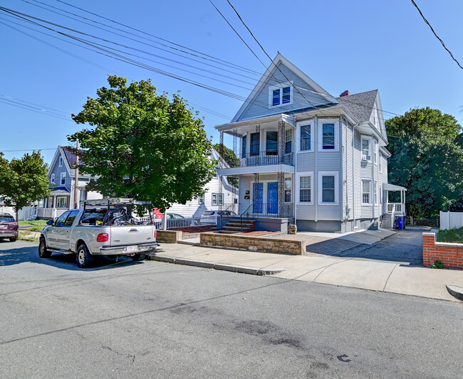 A beautiful & well-maintained house - 25 Boylston St House