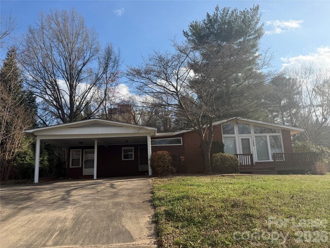 Building Photo - 724 Oakdale Dr